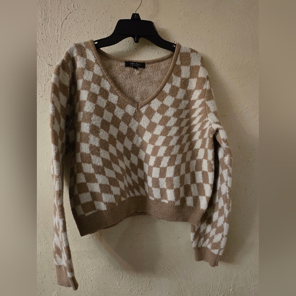 Witty Fox Sweaters - Checkerboard V-Neck Knit Sweater in Beige & Cream